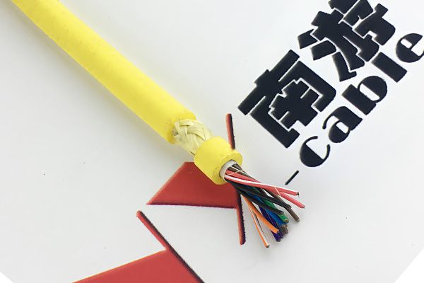 Neutral buoyancy cable for ROV